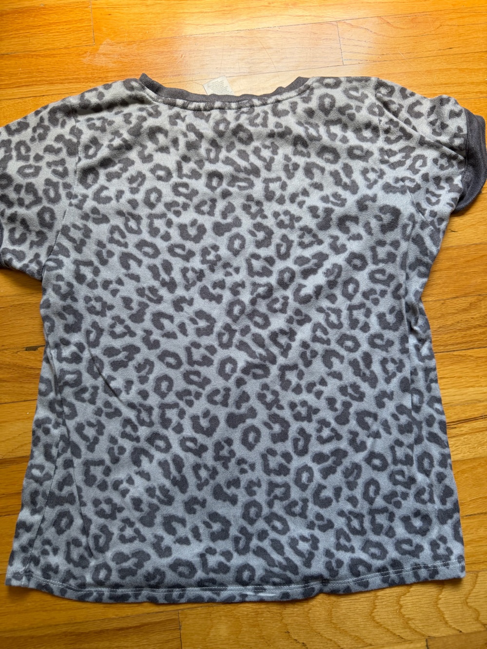 Lucky Brand Gray and Black Leopard Print T-Shirt/Lounge Top size small - Picture 4 of 4
